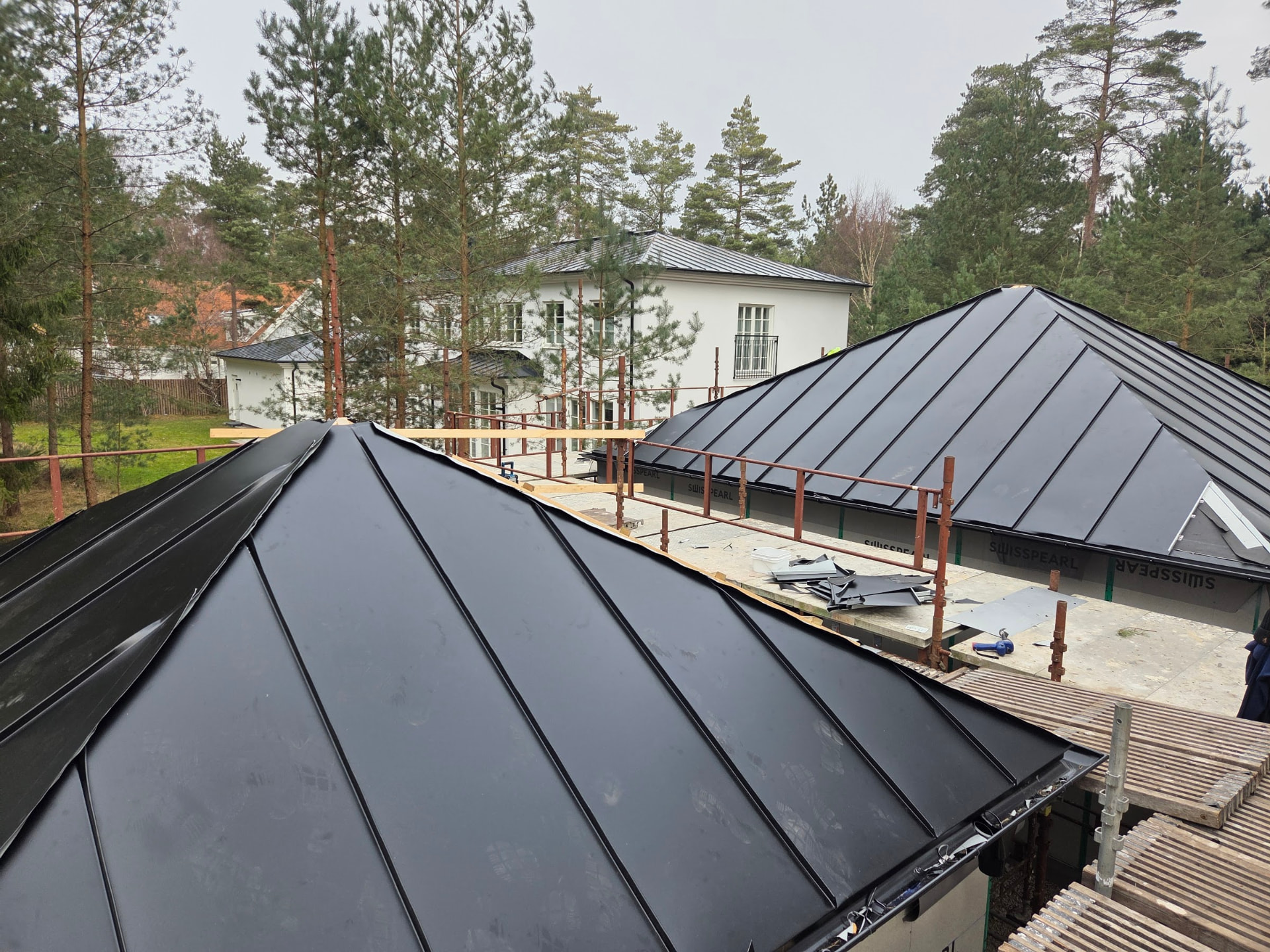 Nylagt svart falsat plåttak på valmtak